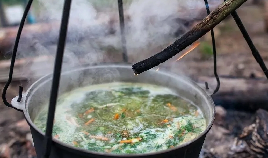 Варить суп в казане