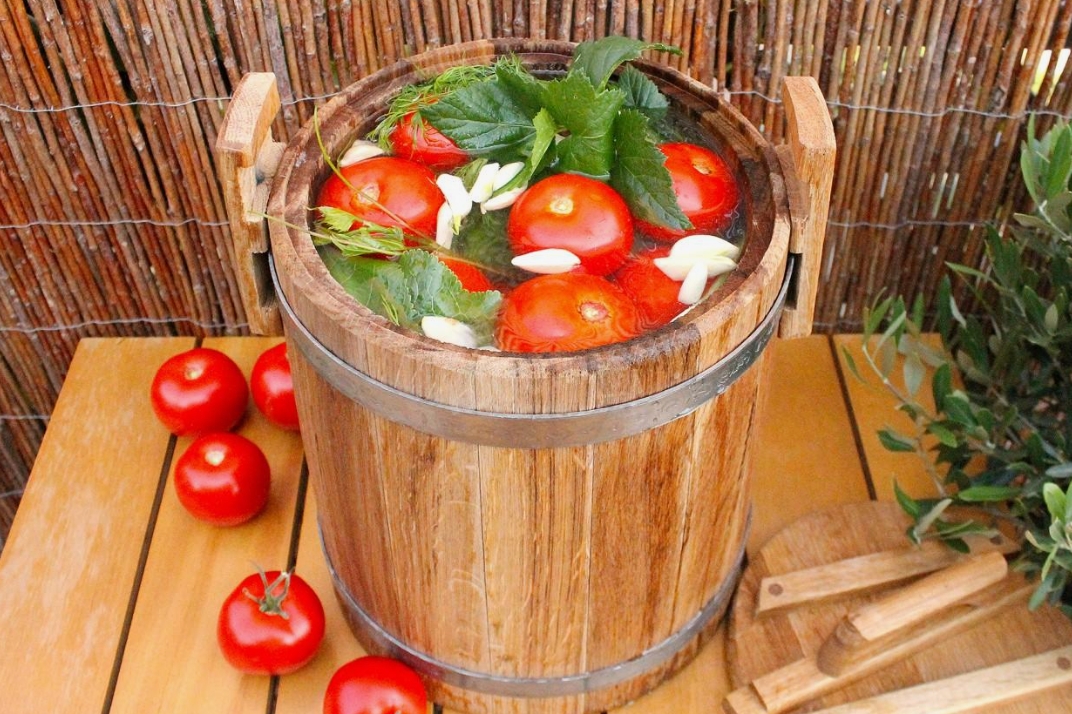 Как засолить соленые помидоры в бочке
