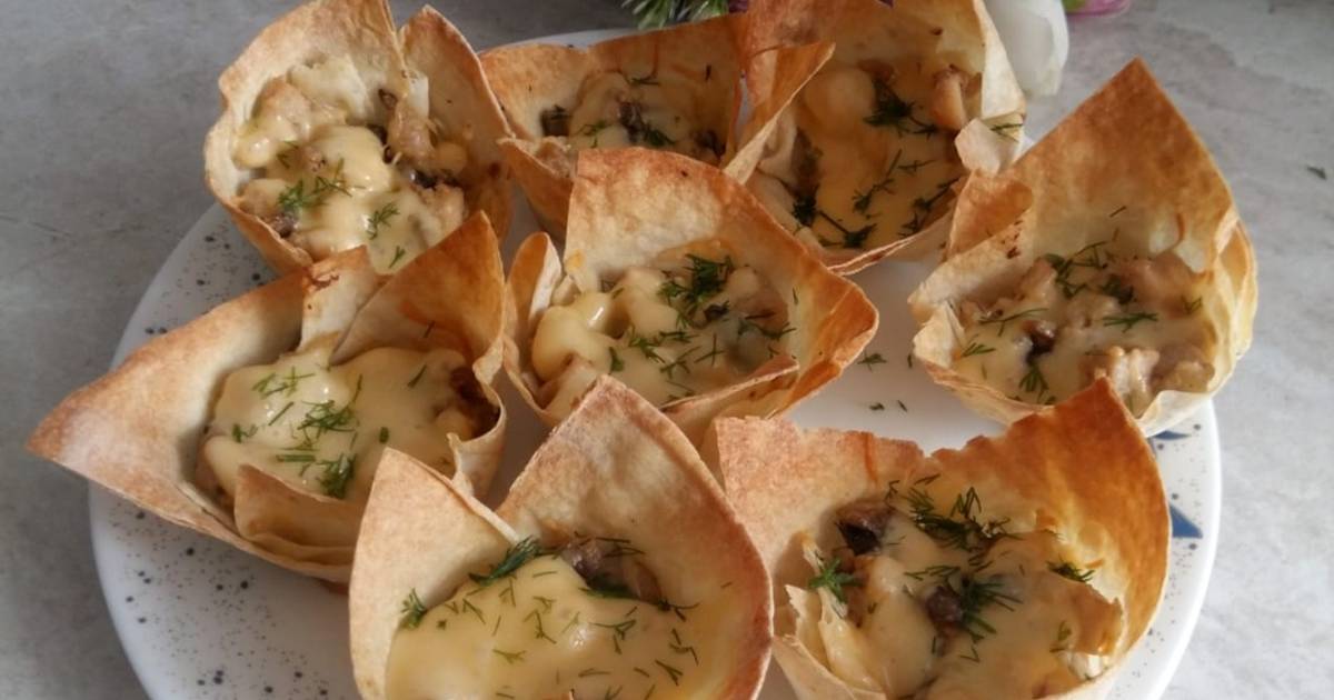 Жюльен с курицей и грибами в лаваше