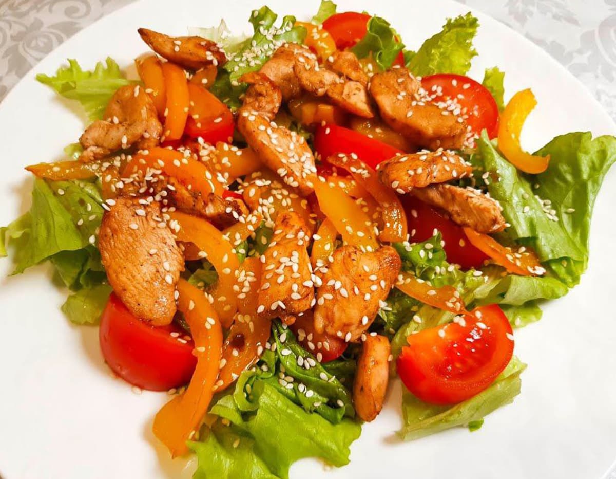 Горячий салат с перцем и курицей